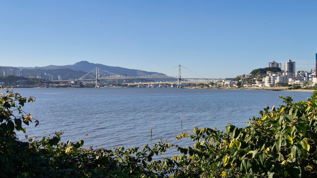 Ponte Hercílio Luz vista da baía, em Florianópolis, Santa Catarina